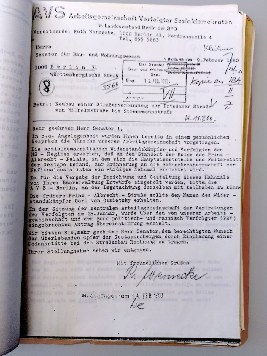 Fotografie eines Schreibens der Arbeitsgemeinschaft verfolgter Sozialdemokraten (AVS) an den Berliner Bausenator. Der maschinengeschriebene Brief vom Februar 1989 betrifft eine geplante Straßenverbindung.