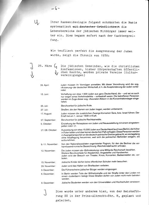 Dokumentenseite mit Auszügen zur systematischen Ausgrenzung jüdischer Menschen durch die Nazis, darunter eine Chronik von 1938 mit Maßnahmen gegen jüdische Gemeinden. Am Rand handschriftliche Markierungen wie „J“, „G“ und „U“.