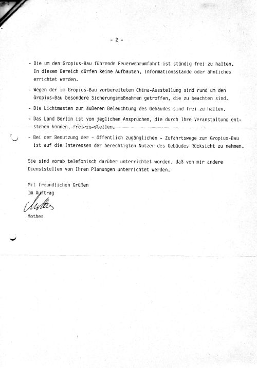 Zweite Seite eines Schreibens des Berliner Kultursenats zur Nutzung des Geländes am Martin-Gropius-Bau. Enthält Auflagen zur Freihaltung von Wegen, Rücksicht auf andere Nutzer und Hinweis auf Sicherheitsmaßnahmen wegen einer geplanten "China-Ausstellung"