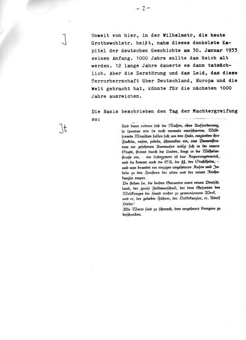Dokumentenseite mit Rückblick auf die NS-Machtübernahme 1933 und einem Zeitungsauszug zum 30. Januar 1933. Verweis auf die Wilhelmstraße als Ort nationalsozialistischer Herrschaft. Am Rand handschriftlich markiert mit den Kürzeln „J“ und „Jt“.