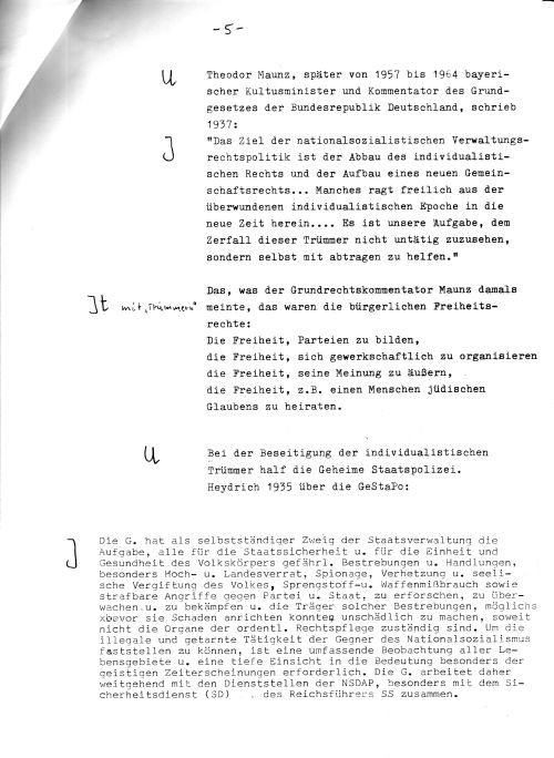 Dokumentenseite mit Textauszügen, unter anderem zur Rolle von Juristen wie Theodor Maunz im Nationalsozialismus. Thematisiert den Abbau bürgerlicher Freiheitsrechte und den Einsatz der Gestapo. Am Rand handschriftliche Markierungen: „J“, „U“ und „Jt“.