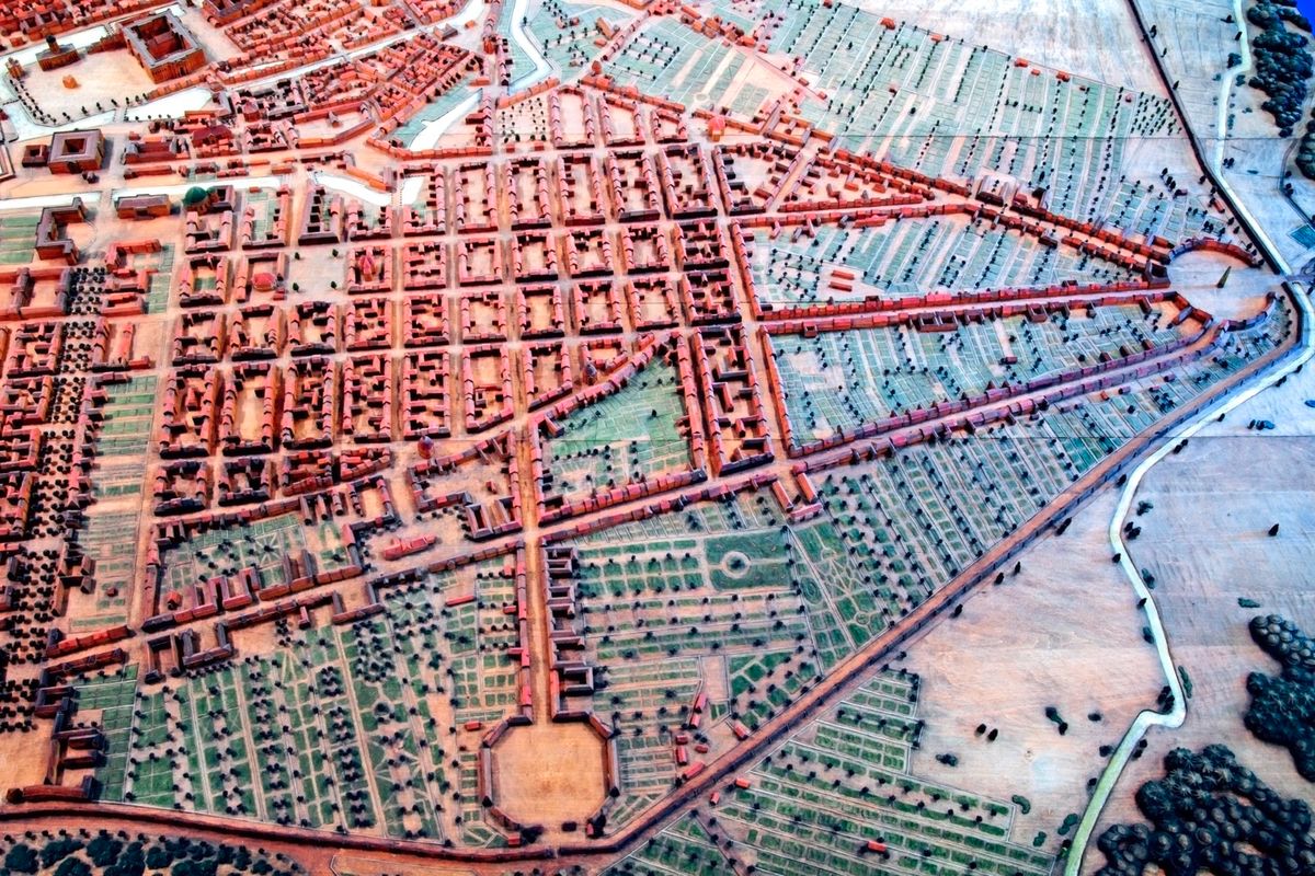 Stadtmodell mit symmetrischem Straßennetz, das sternförmig auf einen zentralen Platz zuläuft.