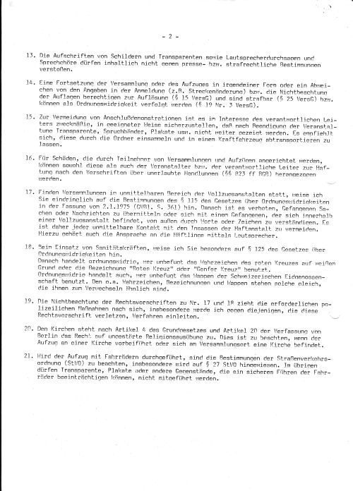 Zweite Seite eines maschinengeschriebenen Hinweisdokuments zu öffentlichen Versammlungen. Enthält Vorschriften zu Schildern, Lautsprechern, Routen, Sicherheitsabständen, Kirchen, Verkehr und Verhalten der Teilnehmenden.