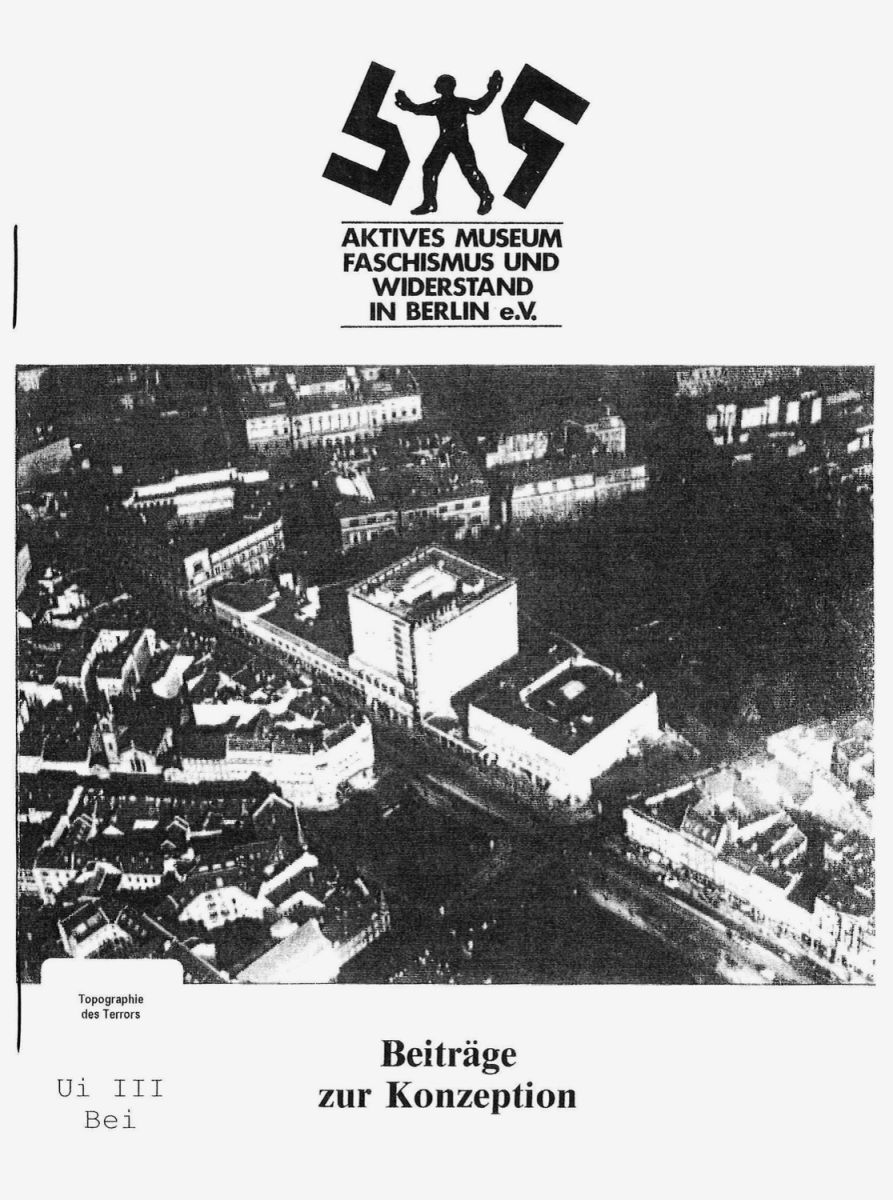 Titelseite einer Broschüre des Aktiven Museums Faschismus und Widerstand in Berlin. Oben das Logo der Initiative, darunter eine schwarz-weiße Luftaufnahme des ehemaligen Gestapo-Geländes. Am unteren Rand der Titel: „Beiträge zur Konzeption“