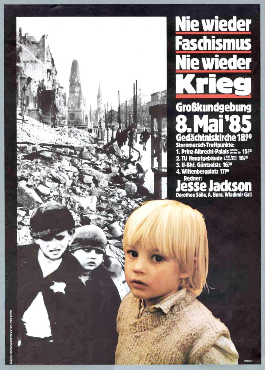 Plakat zur Großkundgebung am 8. Mai 1985 mit dem Slogan „Nie wieder Faschismus – Nie wieder Krieg“. Links eine schwarz-weiße Trümmerlandschaft mit Kindern und davor ein farbiges Porträt eines Kindes. Rechts Veranstaltungstext mit Redner Jesse Jackson.