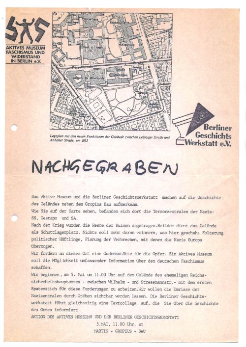 Flugblatt des Aktiven Museums und der Berliner Geschichtswerkstatt mit Karte und handschriftlichem Titel „NACHGEGRABEN“. Es ruft zur Gedenkaktion am 8. Mai 1985 auf dem Gelände des ehemaligen Gestapo-Hauptquartiers auf, um an NS-Verbrechen zu erinnern.